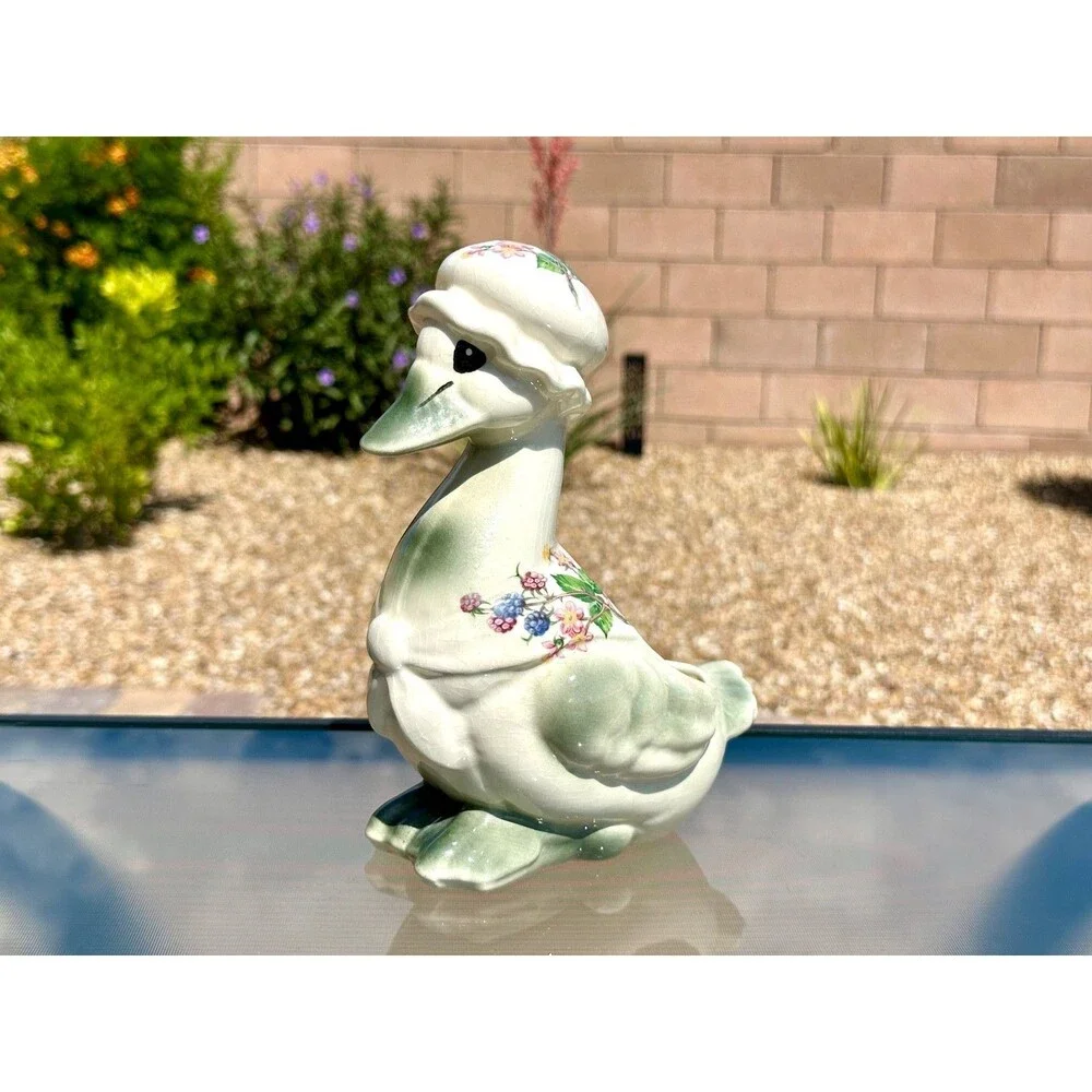 Vtg Mother Goose / Duck Ceramic Planter Vase Cottage Bonnet Scarf Berrys Flowers